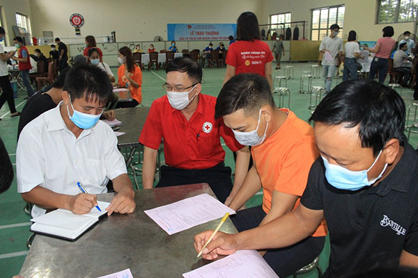 Huyện Yên Mô (Ninh Bình): Những đơn vị máu nghĩa tình vượt qua dịch bệnh Covid -19 - Ảnh 1.