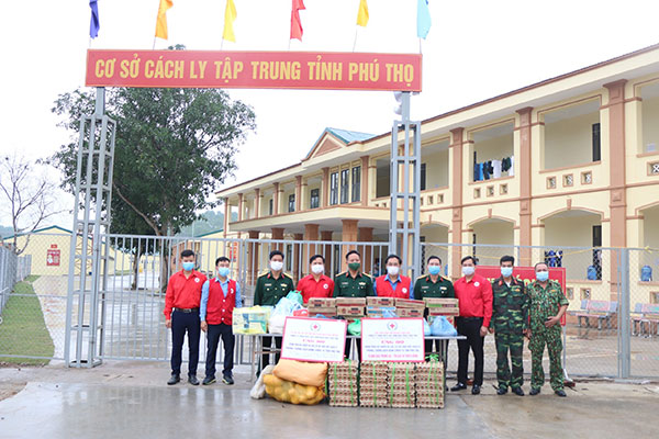 Phú Thọ: Hỗ trợ lương thực, nhu yếu phẩm lực lượng tuyến đầu chống dịch và người dân khu cách ly, phong tỏa - Ảnh 2.