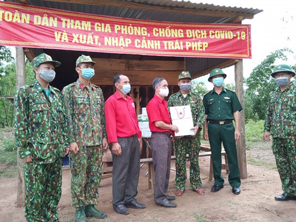 Quảng Trị: Bàn giao nhà “Mái ấm biên cương” và thăm, hỗ trợ các chốt kiểm soát phòng chống dịch - Ảnh 2.