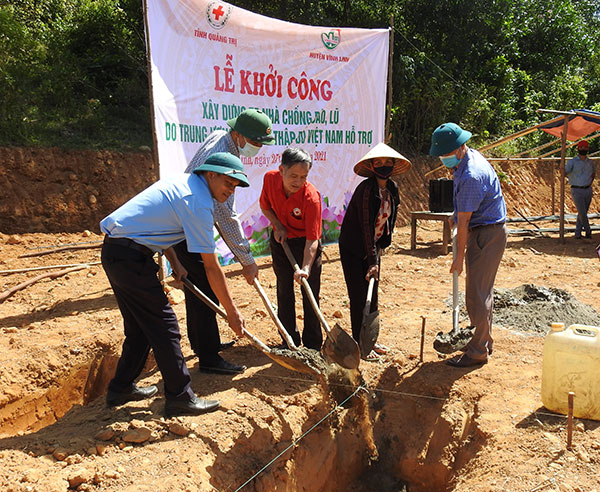 Quảng Trị: Khởi công xây dựng 75 nhà chống bão, lũ cho người dân - Ảnh 1.