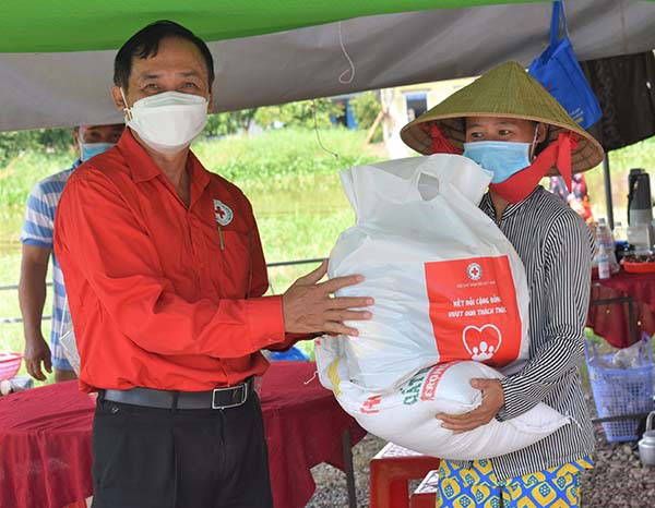 Sóc Trăng: Trao tặng “Túi hàng gia đình Chữ thập đỏ” tới 200 hộ dân có hoàn cảnh khó khăn - Ảnh 1.