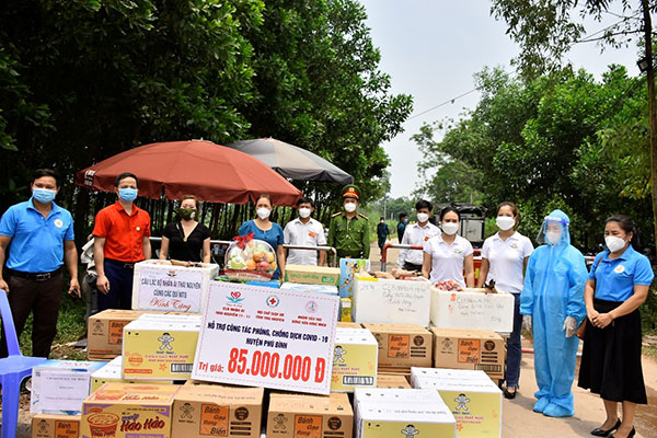 Thái Nguyên: Tặng quà người dân và lực lượng chức năng tại các chốt kiểm dịch, khu cách ly - Ảnh 1.