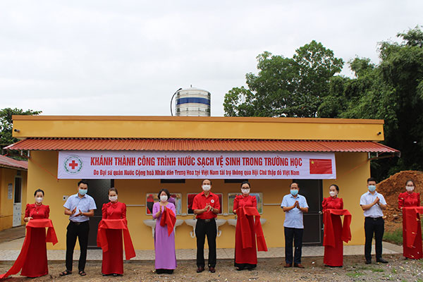 Thái Nguyên: Bàn giao, khánh thành 4 công trình nước sạch vệ sinh trường học - Ảnh 1.