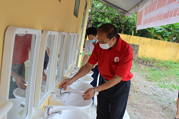 Thái Nguyên: Bàn giao, khánh thành 4 công trình nước sạch vệ sinh trường học - Ảnh 2.