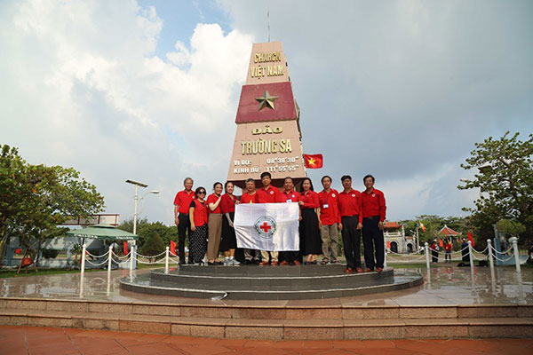 Đoàn công tác Hội Chữ thập đỏ Việt Nam thăm, tặng quà quân và dân huyện đảo Trường Sa - Ảnh 2.