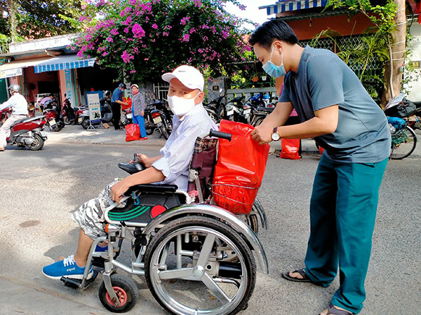 Hội Chữ thập đỏ thành phố Huế tổ chức “Chợ Nhân đạo - Chủ Nhật vì cuộc sống cộng đồng” - Ảnh 2.