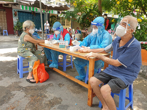 “Đội tiêm vaccine lưu động” – Mô hình linh hoạt, hiệu quả của tình nguyện viên Chữ thập đỏ TP.Hồ Chí Minh - Ảnh 2.