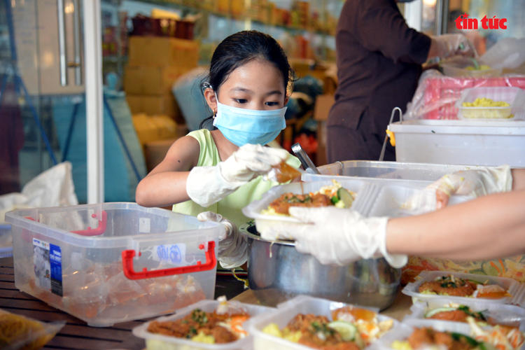 Cô bé 10 tuổi mắt đen láy, ngày ngày phụ nấu cơm ủng hộ tuyến đầu chống dịch - Ảnh 5.