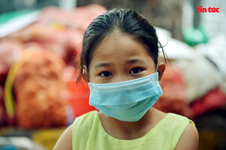 Cô bé 10 tuổi mắt đen láy, ngày ngày phụ nấu cơm ủng hộ tuyến đầu chống dịch - Ảnh 1.