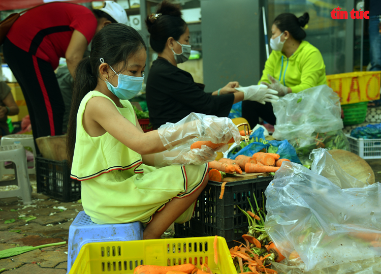Cô bé 10 tuổi mắt đen láy, ngày ngày phụ nấu cơm ủng hộ tuyến đầu chống dịch - Ảnh 7.