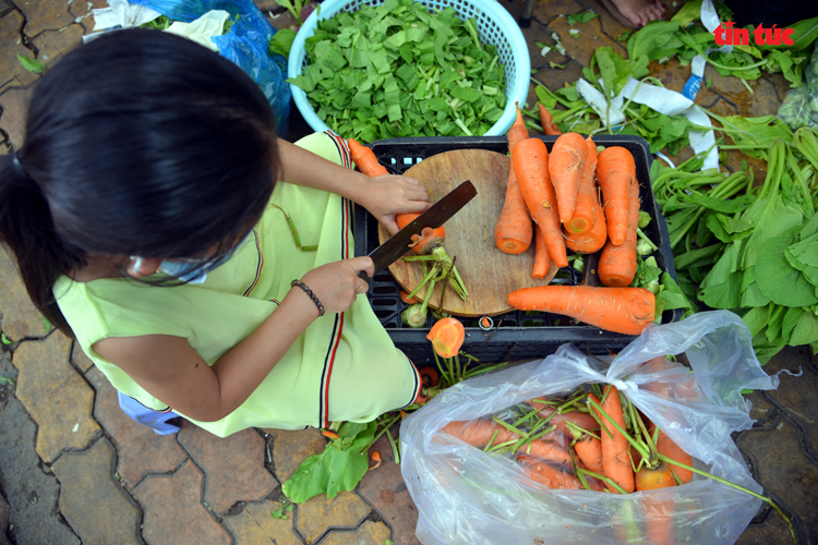 Cô bé 10 tuổi mắt đen láy, ngày ngày phụ nấu cơm ủng hộ tuyến đầu chống dịch - Ảnh 8.