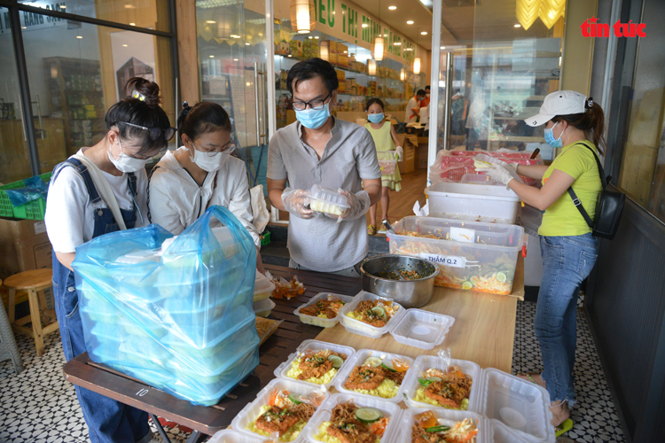 Cô bé 10 tuổi mắt đen láy, ngày ngày phụ nấu cơm ủng hộ tuyến đầu chống dịch - Ảnh 11.