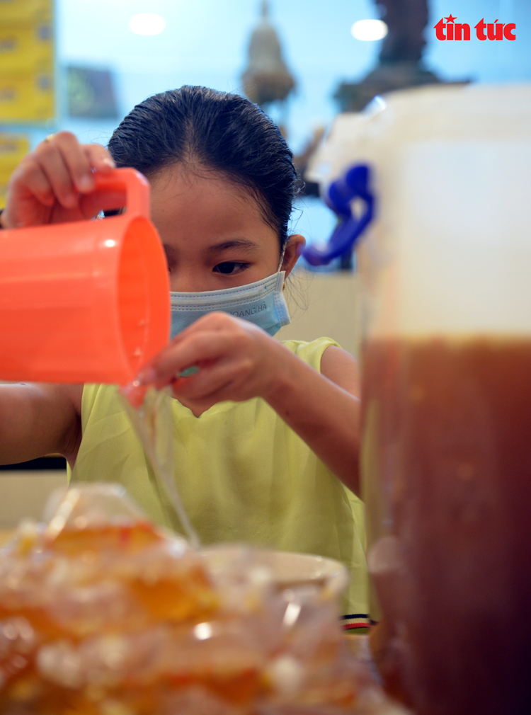 Cô bé 10 tuổi mắt đen láy, ngày ngày phụ nấu cơm ủng hộ tuyến đầu chống dịch - Ảnh 6.