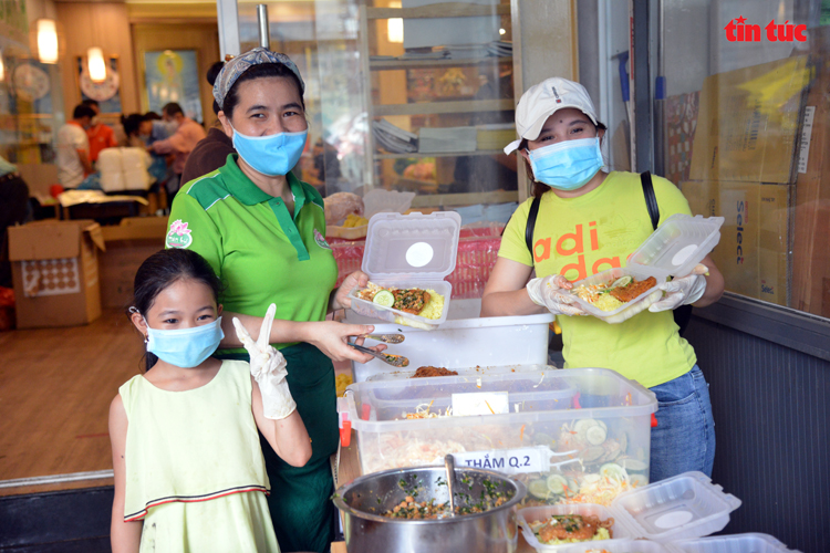 Cô bé 10 tuổi mắt đen láy, ngày ngày phụ nấu cơm ủng hộ tuyến đầu chống dịch - Ảnh 10.