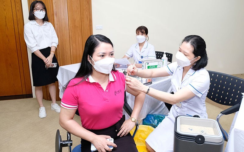 Kết thúc tình trạng khẩn cấp không đồng nghĩa kết thúc dịch Covid-19 - Ảnh 1.