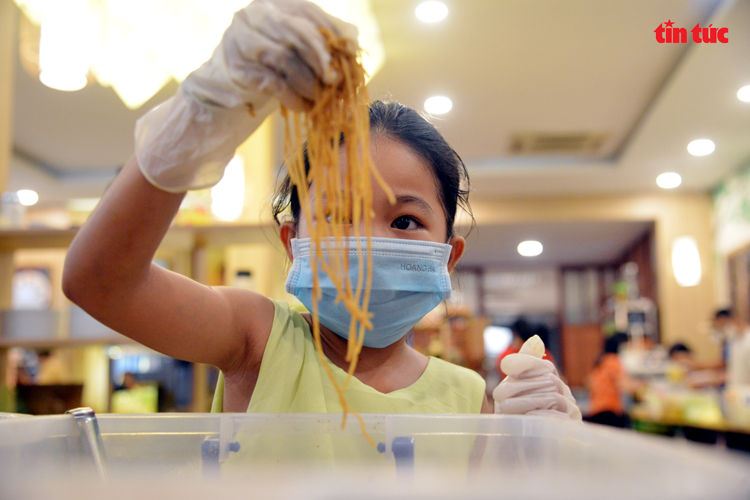 Cô bé 10 tuổi mắt đen láy, ngày ngày phụ nấu cơm ủng hộ tuyến đầu chống dịch - Ảnh 3.