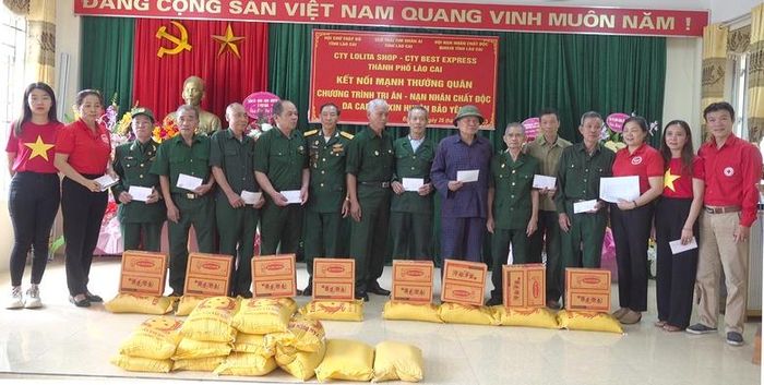 Trao 40 suất quà cho nạn nhân chất độc da cam/dioxin tại huyện Bảo Yên - Ảnh 1.