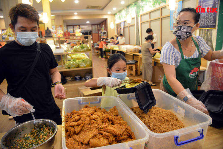 Cô bé 10 tuổi mắt đen láy, ngày ngày phụ nấu cơm ủng hộ tuyến đầu chống dịch - Ảnh 4.