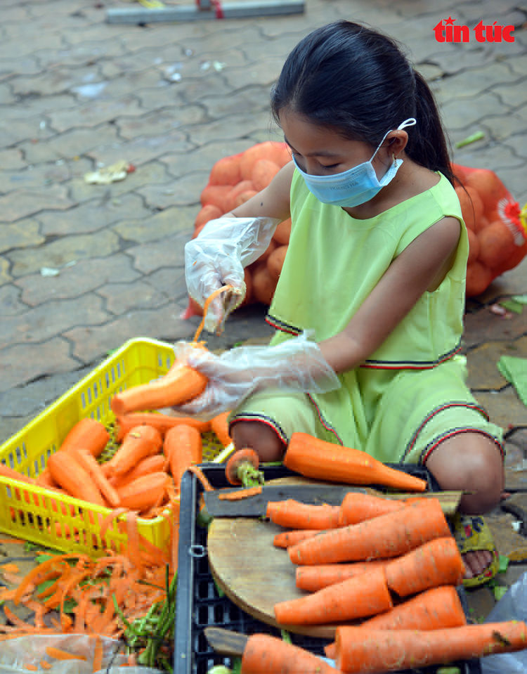 Cô bé 10 tuổi mắt đen láy, ngày ngày phụ nấu cơm ủng hộ tuyến đầu chống dịch - Ảnh 2.