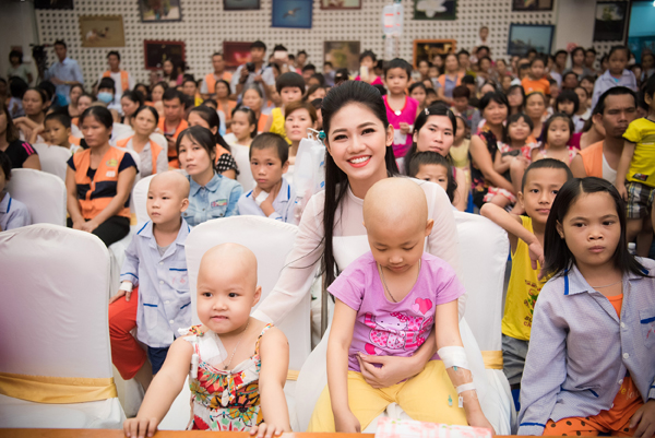 hoa-hau-my-linh-dien-dam-cong-chua-di-tham-benh-nhi-4