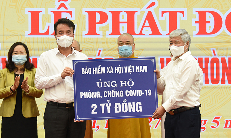 BHXH Việt Nam trao 2 tỷ đồng ủng hộ phòng chống dịch Covid-19 - Ảnh 1.