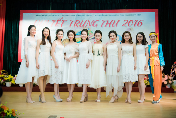 hoa-hau-my-linh-dien-dam-cong-chua-di-tham-benh-nhi-8