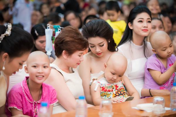 hoa-hau-my-linh-dien-dam-cong-chua-di-tham-benh-nhi-1