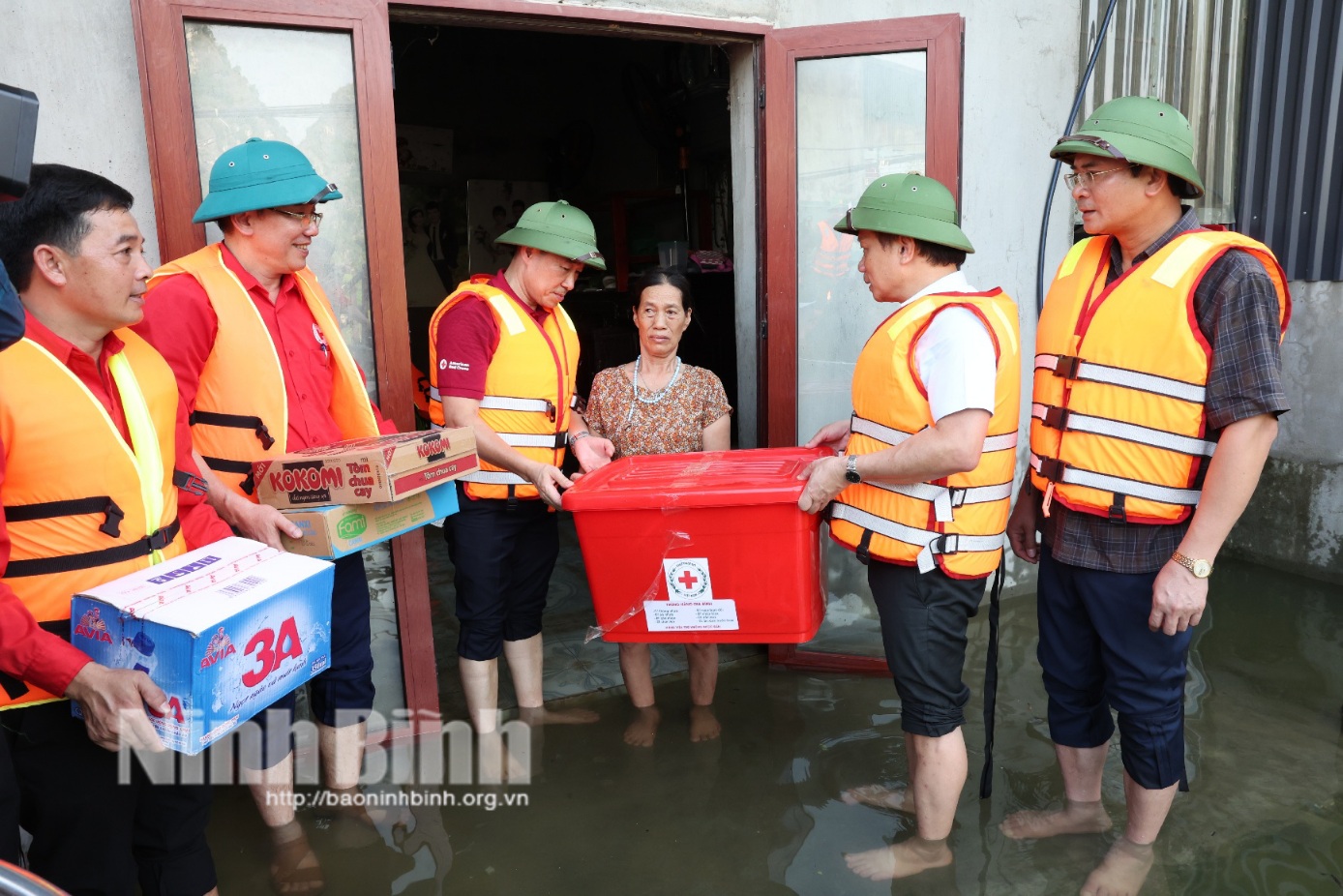 Ban Dân vận Trung ương Trung ương Hội Chữ thập đỏ Việt Nam tặng quà Nhân dân vùng lũ ở Ninh Bình