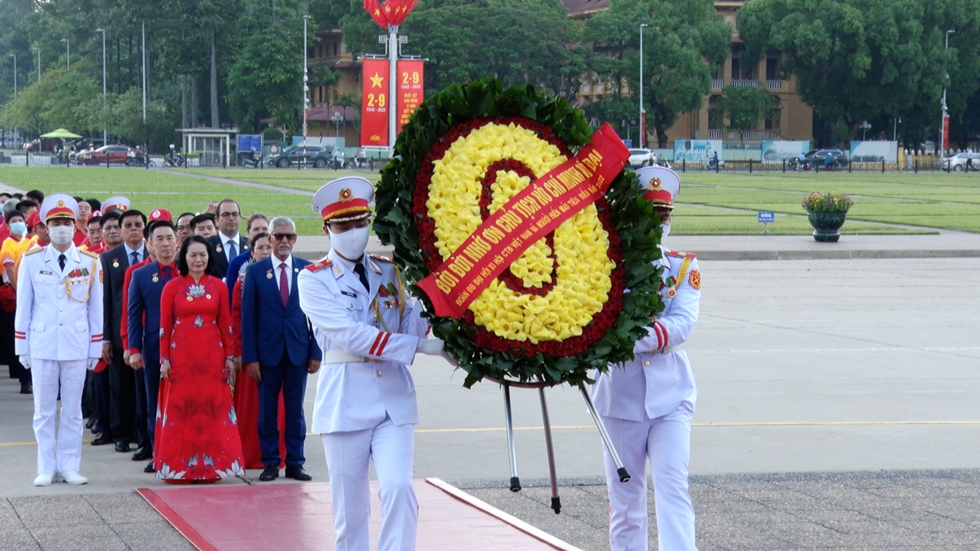 Đoàn đại biểu Đại hội XI Hội Chữ thập đỏ Việt Nam vào Lăng viếng Chủ tịch Hồ Chí Minh - Ảnh 1.