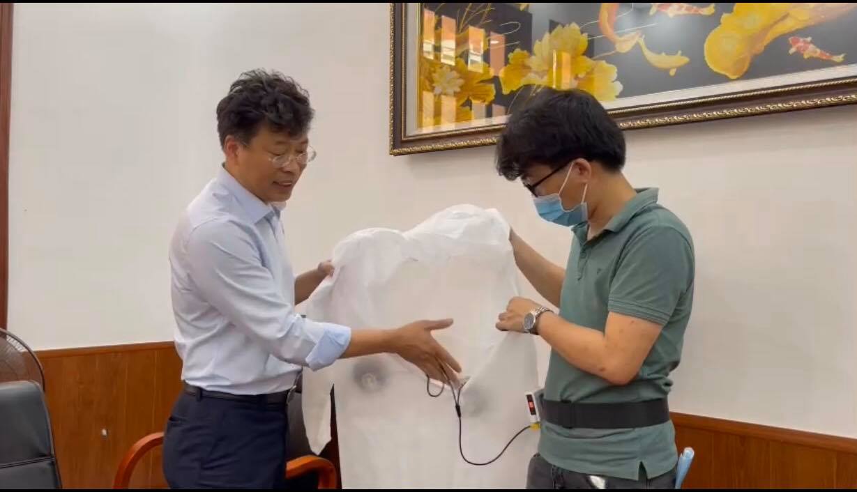 Giải pháp làm mát trong bộ đồ bảo hộ đã được ứng dụng ngay tại điểm nóng dịch Bắc Giang - Ảnh 1.