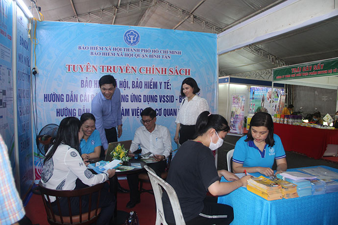 BHXH Quận Bình Tân “vào” hội chợ tuyên truyền, phổ biến pháp luật về chính sách BHXH tự nguyện, BHYT hộ gia đình - Ảnh 2.