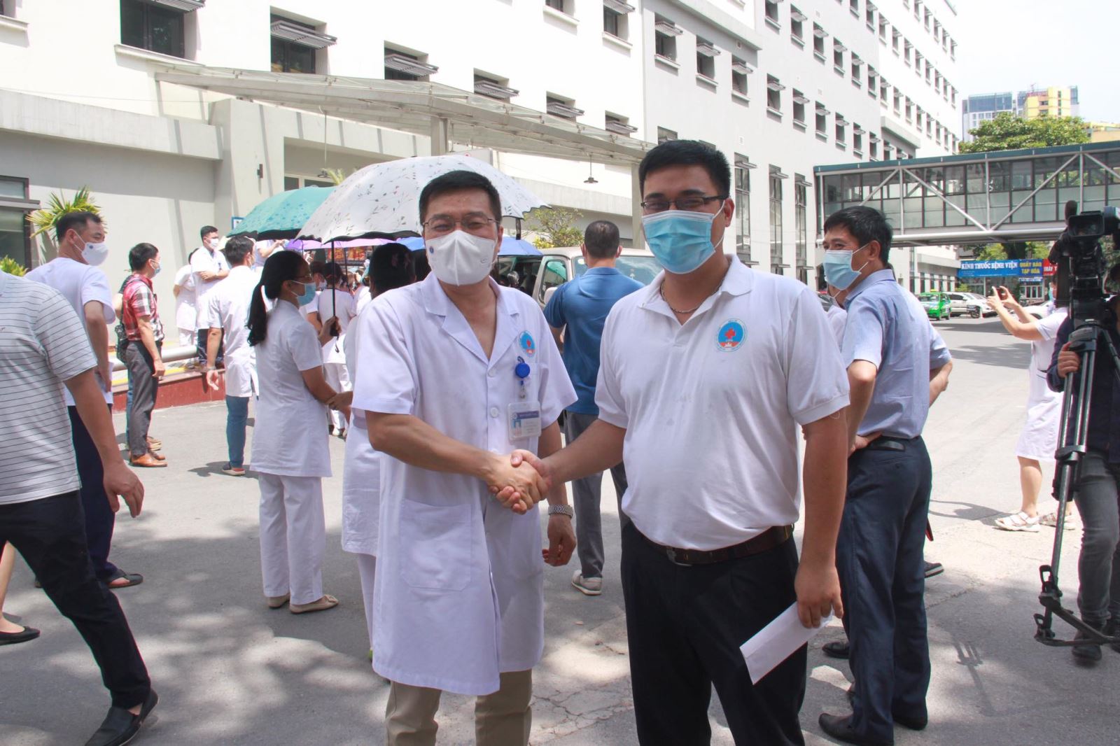 12 y, bác sĩ của Bệnh viện Hữu nghị lên đường ra ‘tiền tuyến’ chống dịch - Ảnh 2.