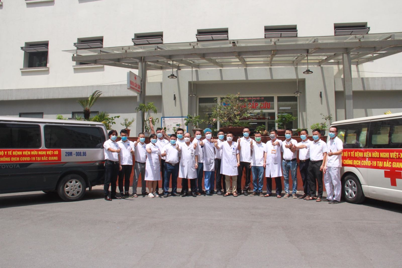 12 y, bác sĩ của Bệnh viện Hữu nghị lên đường ra ‘tiền tuyến’ chống dịch - Ảnh 1.