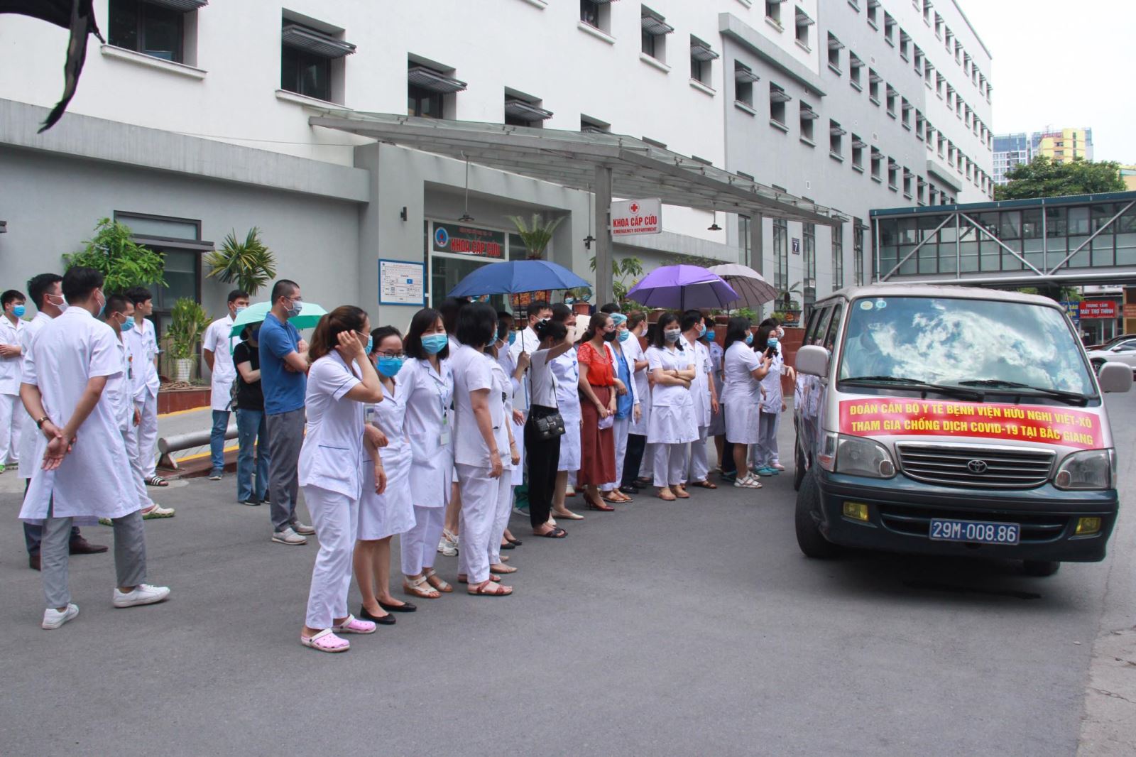 12 y, bác sĩ của Bệnh viện Hữu nghị lên đường ra ‘tiền tuyến’ chống dịch - Ảnh 3.