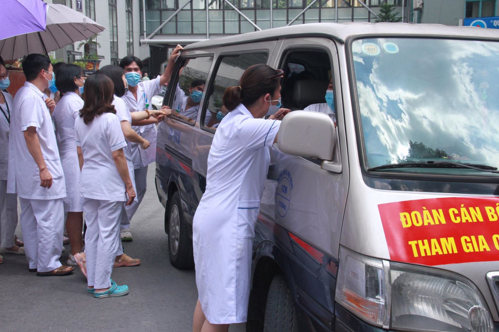 12 y, bác sĩ của Bệnh viện Hữu nghị lên đường ra ‘tiền tuyến’ chống dịch - Ảnh 4.