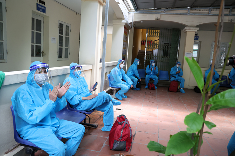 Hà Nội đón 286 công dân từ Bắc Giang trở về - Ảnh 8.