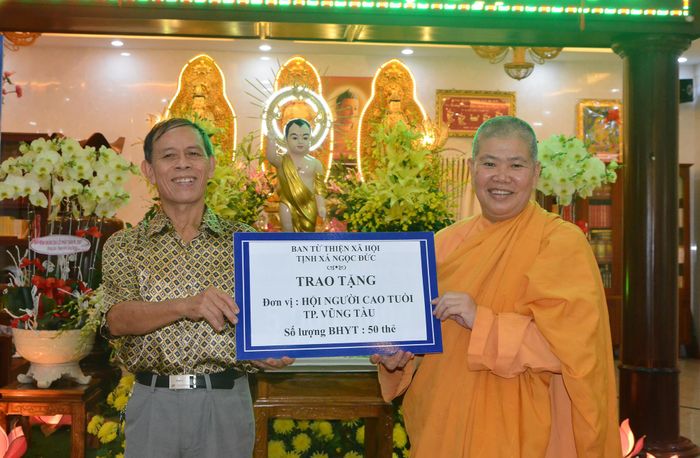 Vũng Tàu: Tặng 300 thẻ bảo hiểm y tế cho người dân khó khăn - Ảnh 1.