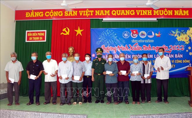 Bộ đội Biên phòng Sóc Trăng chung tay chăm lo Tết cho người dân khó khăn vùng biên giới - Ảnh 2.