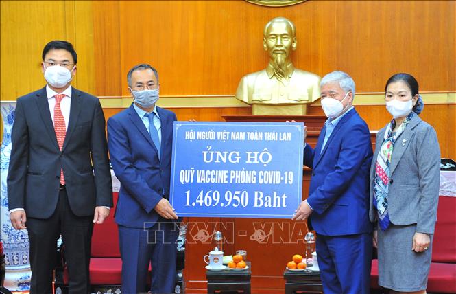 Trao hơn 3 tỷ đồng của kiều bào ủng hộ công tác phòng, chống dịch COVID-19 trong nước - Ảnh 3.