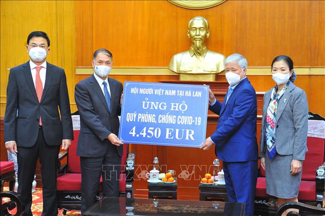 Trao hơn 3 tỷ đồng của kiều bào ủng hộ công tác phòng, chống dịch COVID-19 trong nước - Ảnh 4.