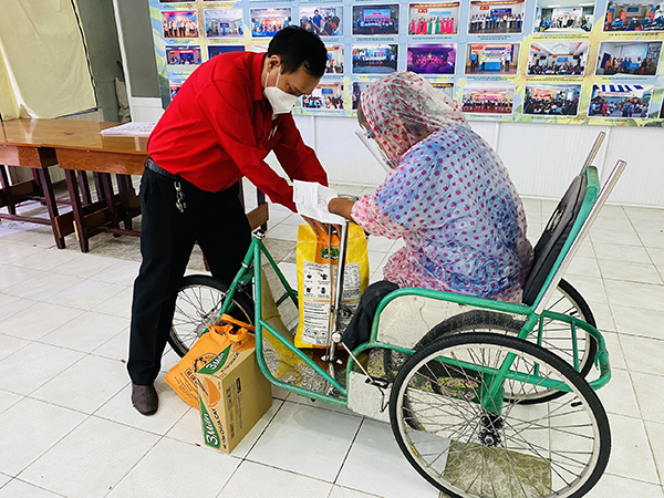 TP. Hồ Chí Minh: Trao 2.000 suất quà tới người bán vé số có hoàn cảnh khó khăn - Ảnh 1.