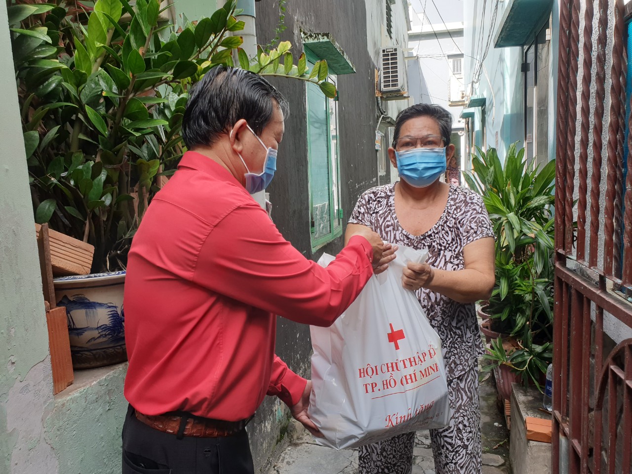 TP.Hồ Chí Minh: Tặng 400 phần quà chăm lo đồng bào dân tộc Khmer khó khăn bởi dịch Covid-19 - Ảnh 3.