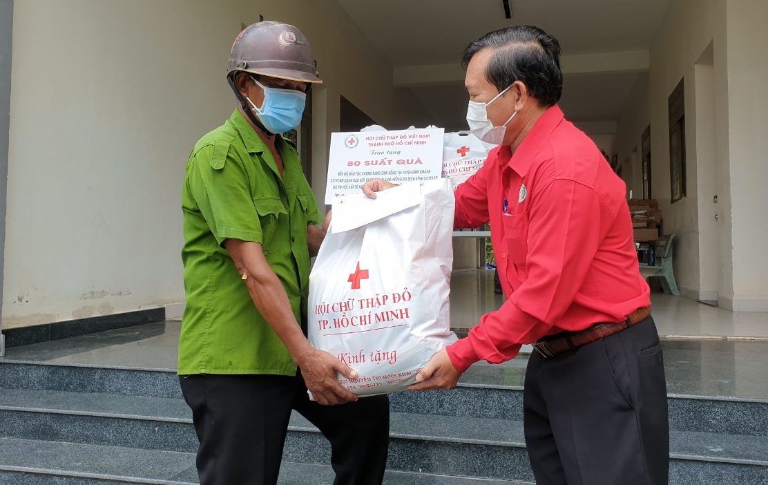 TP.Hồ Chí Minh: Tặng 400 phần quà chăm lo đồng bào dân tộc Khmer khó khăn bởi dịch Covid-19 - Ảnh 2.