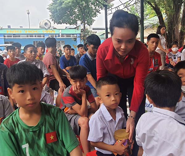 Bình Dương: Mang thêm yêu thương đến với các em nhỏ - Ảnh 2.