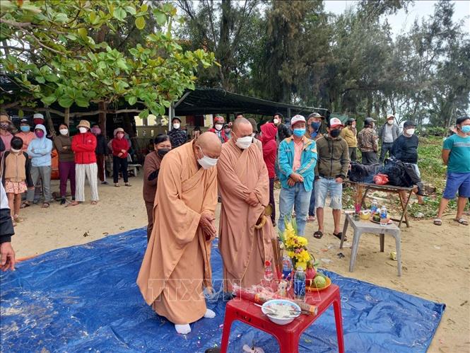 Hỗ trợ gia đình có người thiệt mạng, mất tích do lật thuyền tại Cửa Đại, Quảng Nam - Ảnh 1.