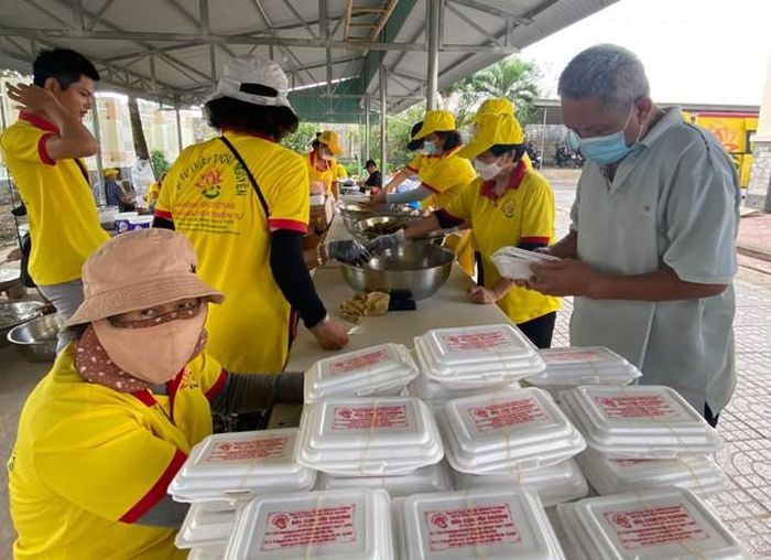 Hội Từ thiện chùa Tường Nguyên tổ chức khám bệnh, tặng quà, suất cơm đến người nghèo - Ảnh 1.