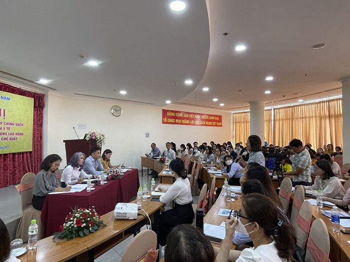 Đối thoại, tư vấn, giải đáp chính sách BHXH, BHYT cho NLĐ tại khu công nghiệp, khu chế xuất TPHCM - Ảnh 2.