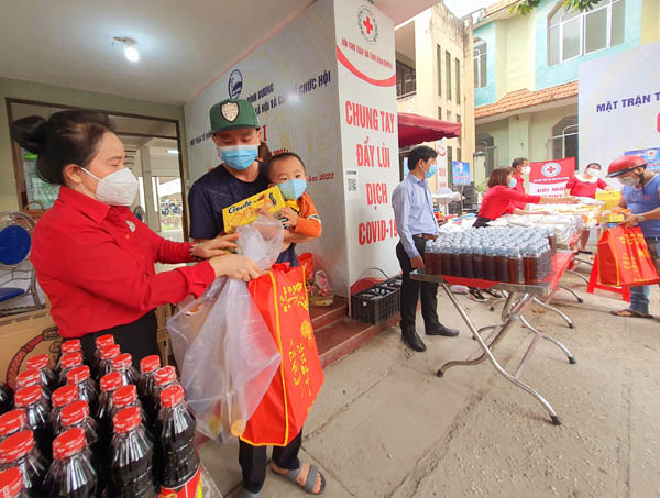 Bình Dương: Chợ Nhân đạo lần thứ 2 chăm lo cho người mù, người có hoàn cảnh khó khăn - Ảnh 2.