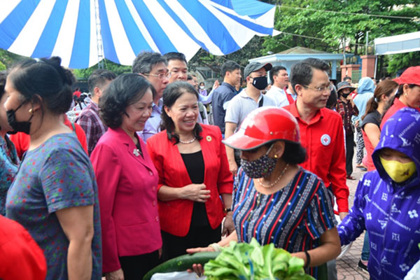 Đồng chí Trương Thị Mai, Ủy viên Bộ Chính trị, Bí thư Trung ương Đảng, Trưởng ban Dân vận Trung ương và PGS.TS Nguyễn Thị Xuân Thu - Chủ tịch Trung ương Hội Chữ Thập đỏ Việt Nam tham quan Chợ Nhân đạo