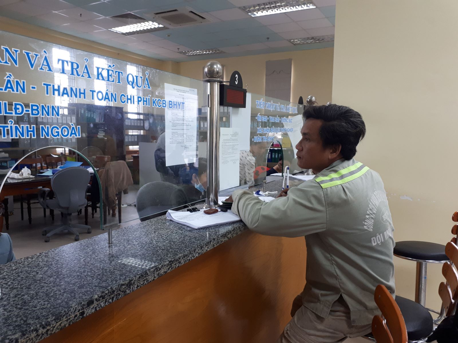 Triển khai hỗ trợ lao động từ quỹ BHTN: Chia sẻ khó khăn, đơn giản hóa thủ tục - Ảnh 2.